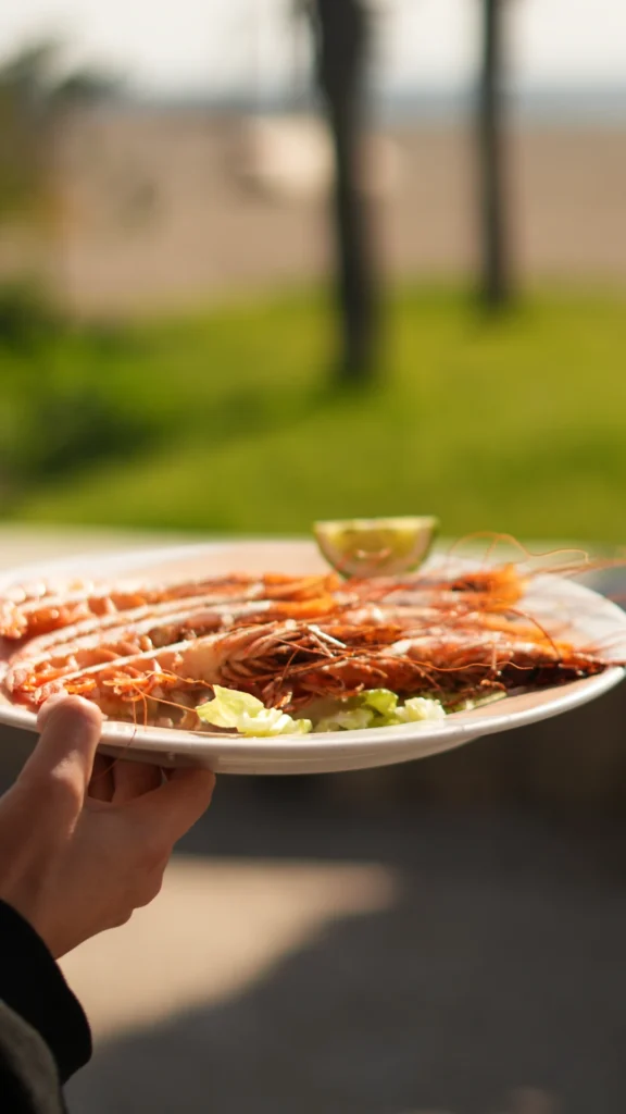 plato de gambas con vistas a la playa